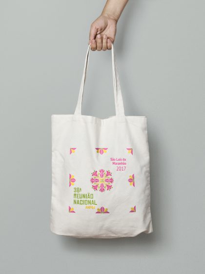 Aplicação da marca Anped em bolsas. Projeto de Branding, CO STUDIO.