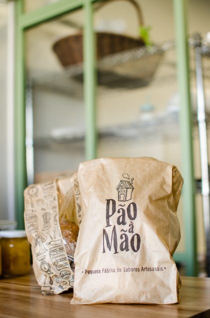 Aplicação da marca em sacos de pão. Projeto de Branding da Padaria Pão à Mão feito pelo CO STUDIO.